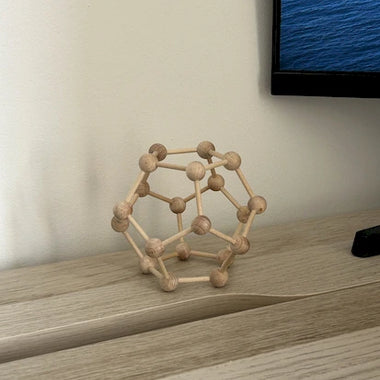 dodécaèdre en bois sur un bureau pour l'harmonie