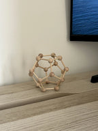 dodécaèdre en bois sur un bureau pour l'harmonie